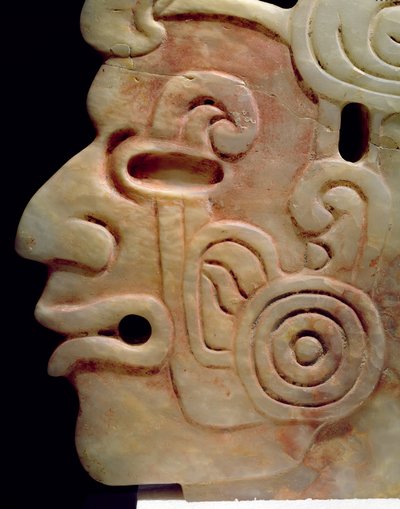 Perfil de un hombre con aretes de Aztec